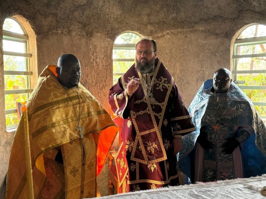 afryka, Na zdj. Patriarcha Konstantin i duchowni afrykańscy. Mat. pras. Rosyjski Egzarchat Afrykański.