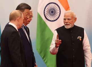 Polityka Indii: neutralność, pokojowe współistnienie i niezrozumienie istoty rosyjskiego imperializmu Polityka Indii – autonomia strategiczna. Narendra Modi, Władimir Putin i Xi Jinping na zdjęciu rodzinnym podczas szczytu SCO w 2025 r. w Tianjin w Chinach, 1 września 2025 r. Źródło: Wikimedia Commons